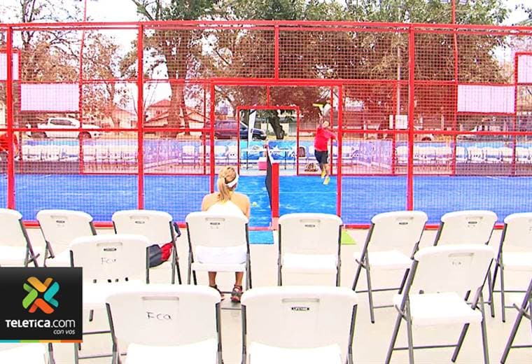 Decenas de curiosos se acercaron a La Sabana para ver un particular deporte, el padel