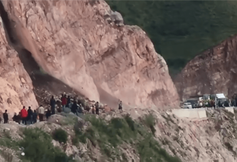 Mujer muere aplastada por alud que grababa con su celular en Perú