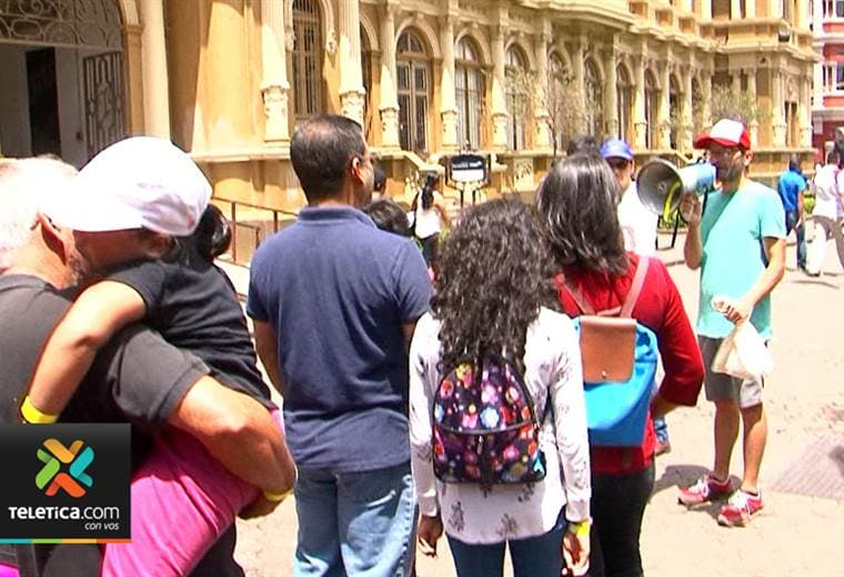 Varias personas participaron del safari histórico y gastronómico en San José centro