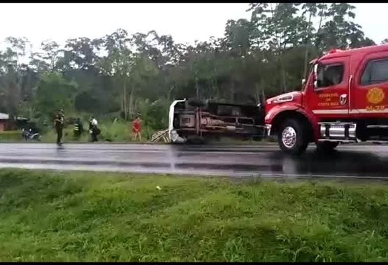 Motociclista muere luego de que un vehículo blindado le cayera encima en Guápiles