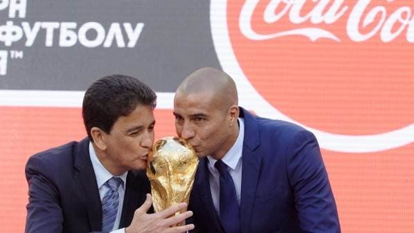 David Trezeguet (der.) estará en Costa Rica acompañando el trofeo de la Copa del Mundo.