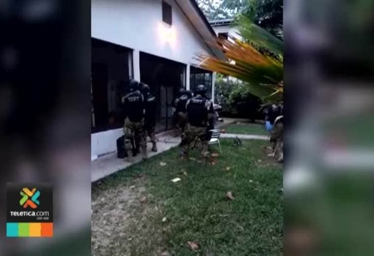 Tres colombianos y un policía detenidos en Jacó como sospechosos de tráfico de drogas