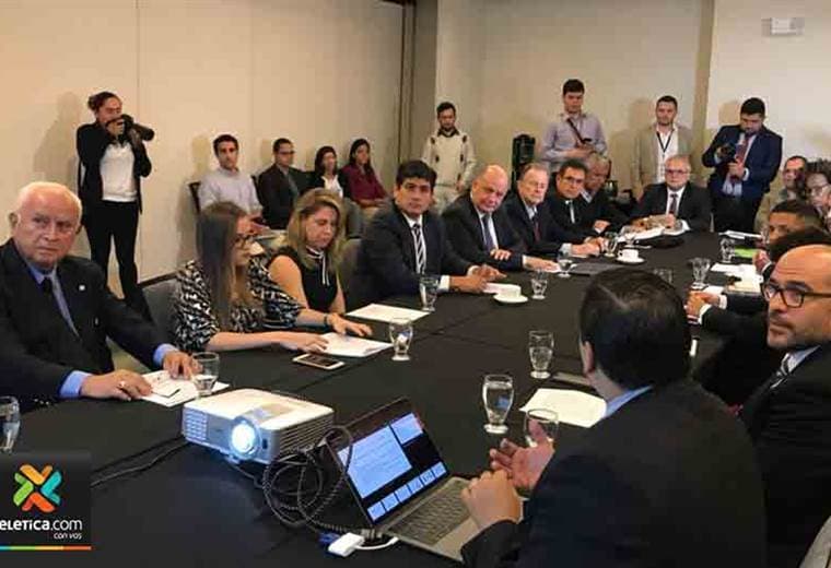 Candidato Carlos Alvarado del PAC presenta a su eventual equipo económico 