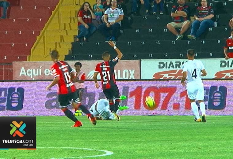 Alajuelense renovó a los tres hondureños hasta el 2019