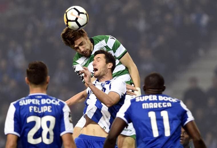 Byran Ruiz disputa un balón ante el Porto.|AFP