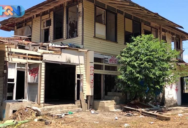 La explotación del banano en Costa Rica fue lo que dio origen al pueblo de Quepos.   A partir de 1930 los primeros habitantes se asentaron en lo que hoy es conocido como la zona americana.