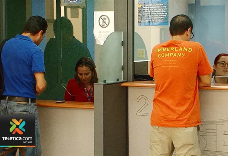 Funcionarios del TSE atienden a los ciudadanos en centros comerciales