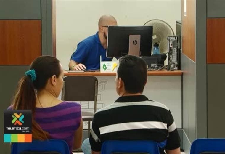 Funcionarios del TSE atienden a los ciudadanos en centros comerciales