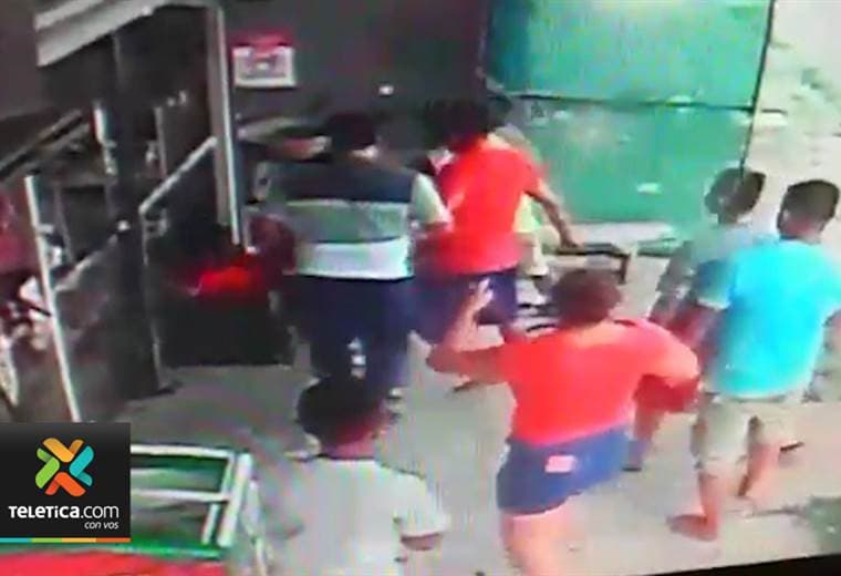 Un supuesto ladrón la pasó muy mal cuando vecinos de Siquirres lo vapulearon por un intento de robo