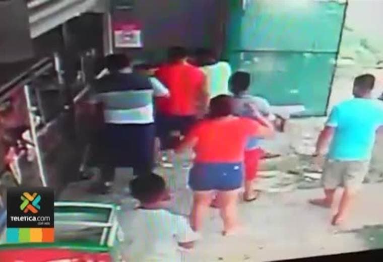 Un supuesto ladrón la pasó muy mal cuando vecinos de Siquirres lo vapulearon por un intento de robo