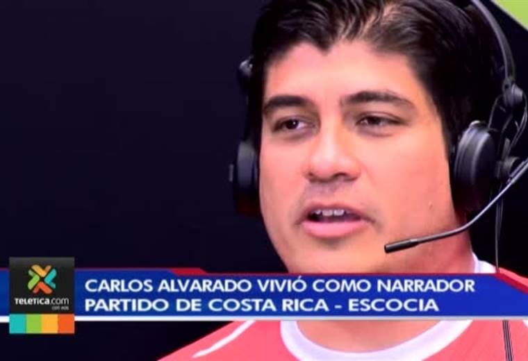Carlos Alvarado en gradería popular