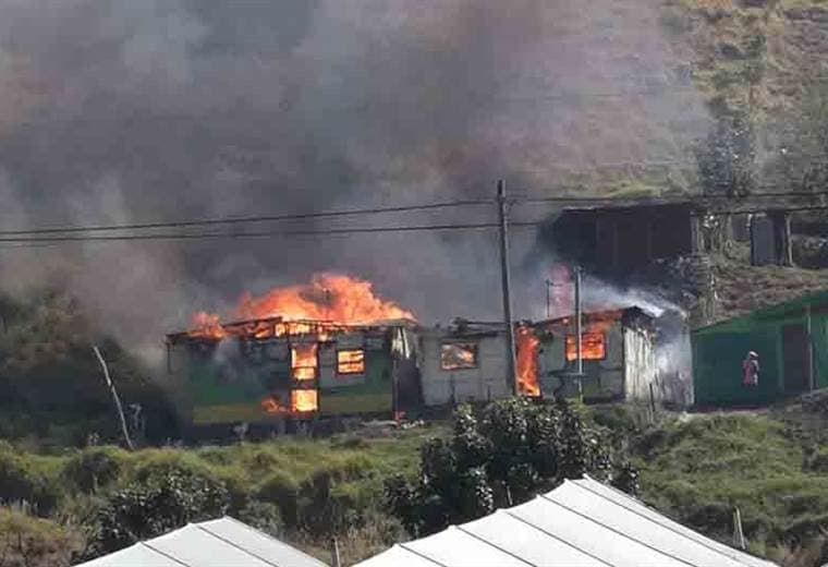 Incendio dejó sin casa a dos familias en Llano Grande de Cartago