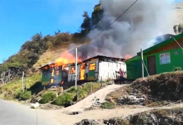 Incendio dejó sin casa a tres familias