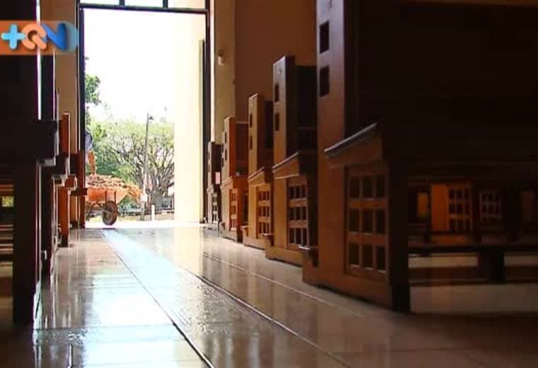 Desde que tiene memoria anda en la Iglesia, la misma, la de la Garita.   Acá es el sacristán del pueblo y desde que se pensionó va a la iglesia desde las 8am.   Pero que tiene que ver con la Semana Mayor, resulta que él es el encargado de hacer todos los monumentos y por eso lo vinimos a entrevistar.