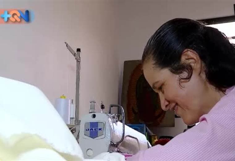 Se trata de las hermanas Jiménez, son vecinas de San Pedro de Barva de Heredia y hace 6 años son las encargadas de coser las vestimentas de los partícipes de la Semana Santa en la zona. Tienen un pequeño taller en la casa, donde pueden servir a la iglesia y a la vez cuidar de la madre.
