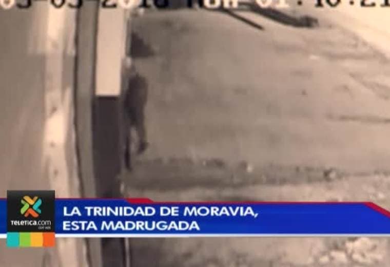 Banda robó cinco carros de una venta de autos en Moravia y todo quedó grabado