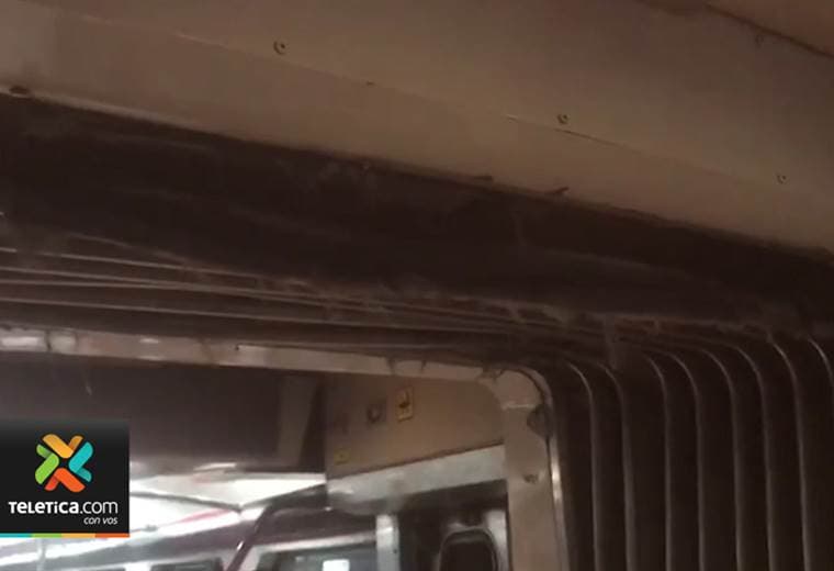 Pasajeros temen que ocurra un accidente por el deterioro de los llamados "acordeones" del tren