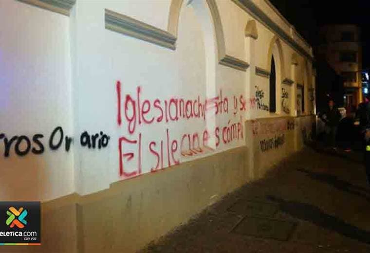 Feministas rayan paredes de iglesias