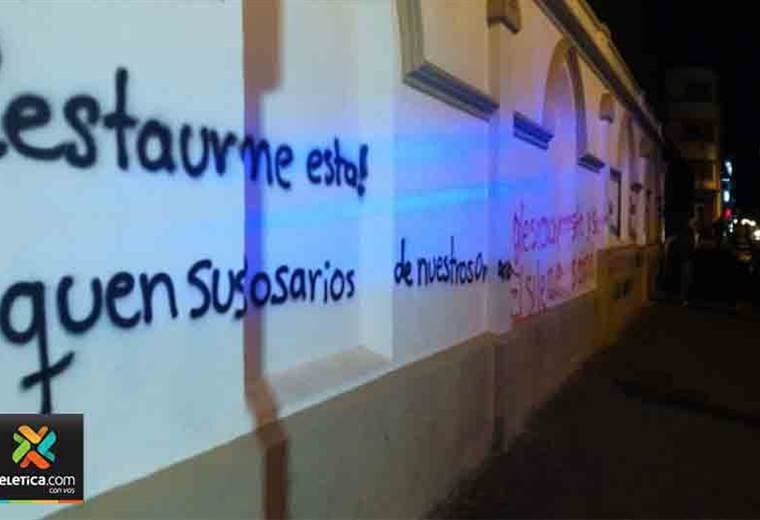 Feministas rayan paredes de iglesias