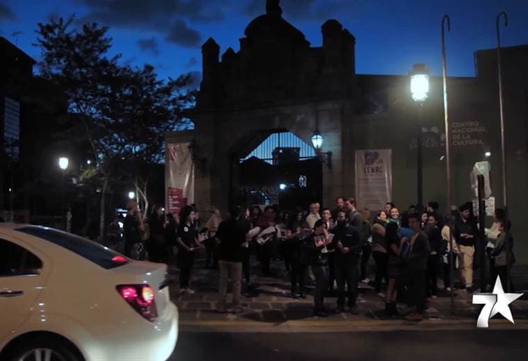   Las opciones para disfrutar de nuestro país y nuestras ciudades este fin de semana se multiplican cada día más. Pero no se preocupe, estamos seguros de haber agrupado las mejores para que usted se informe en nuestra sección ·Entre Estrellas".