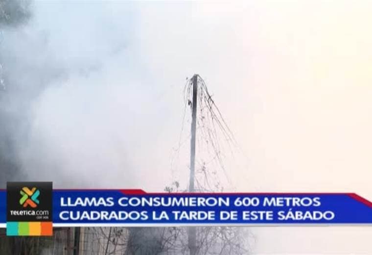 Enorme incendio consumió 1.600 metros cuadrados de mueblería en Desamparados