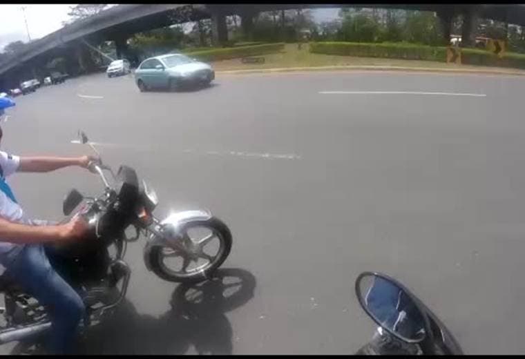 Vagoneta enpuja carro en la y griega Desamparados