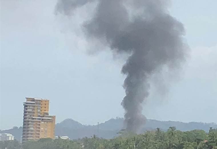 Incendio consume locales comerciales en Jacó