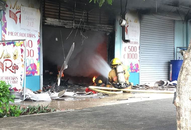 Incendio consume locales comerciales en Jacó