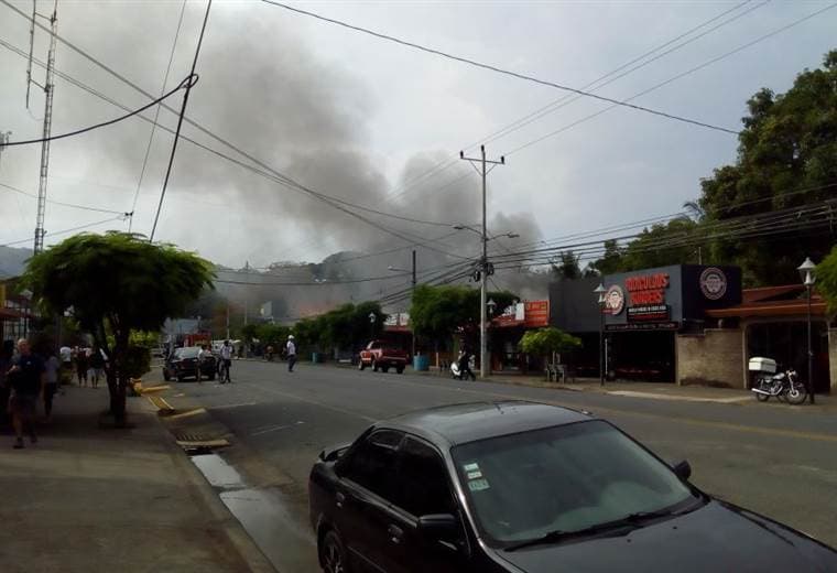 Incendio consume locales comerciales en Jacó