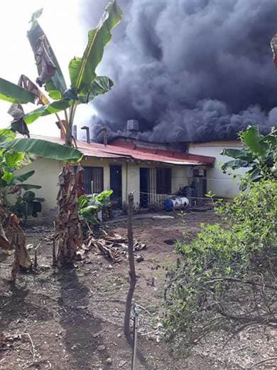 Incendio consume locales comerciales en Jacó