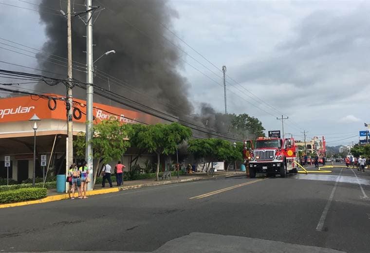 Incendio consume locales comerciales en Jacó