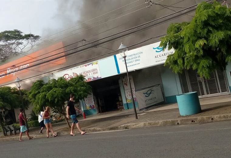 Incendio consume locales comerciales en Jacó