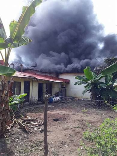 Incendio consume locales comerciales en Jacó
