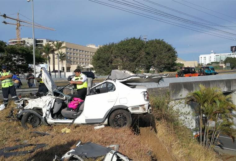 Violento accidente de un vehículo liviano en Escazú deja dos heridos graves