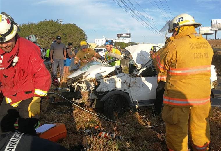 Violento accidente de un vehículo liviano en Escazú deja dos heridos graves