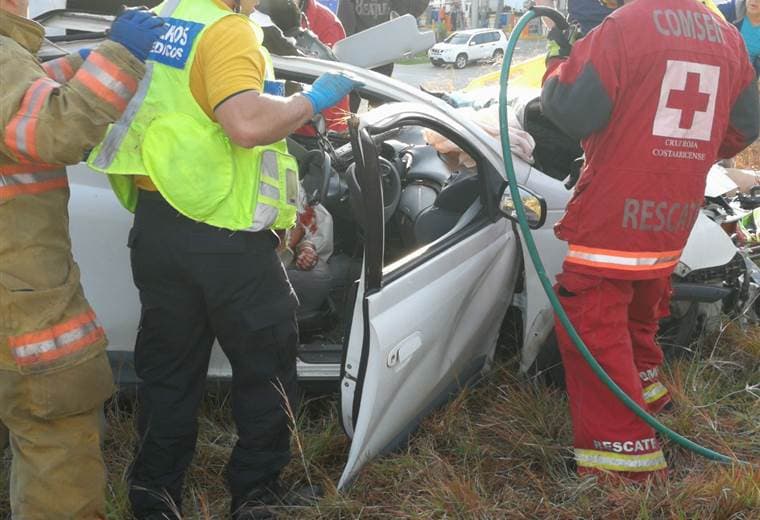 Violento accidente de un vehículo liviano en Escazú deja dos heridos graves