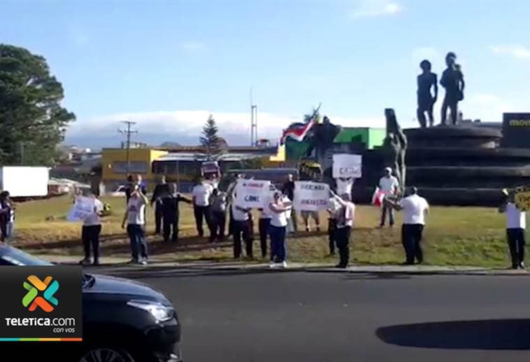 Oficiales de Tránsito se manifestaron este miércoles por el no pago de horas extras