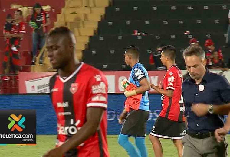 Jugadores de Alajuelense aceptan que están golpeados por el resultado del clásico