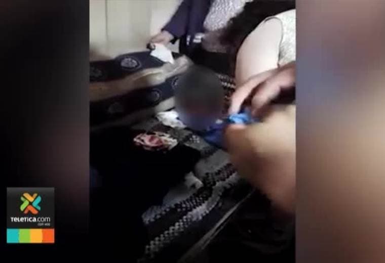 Videos y fotos muestran esmerada atención a bebé abandonado en un lote baldío en Escazú