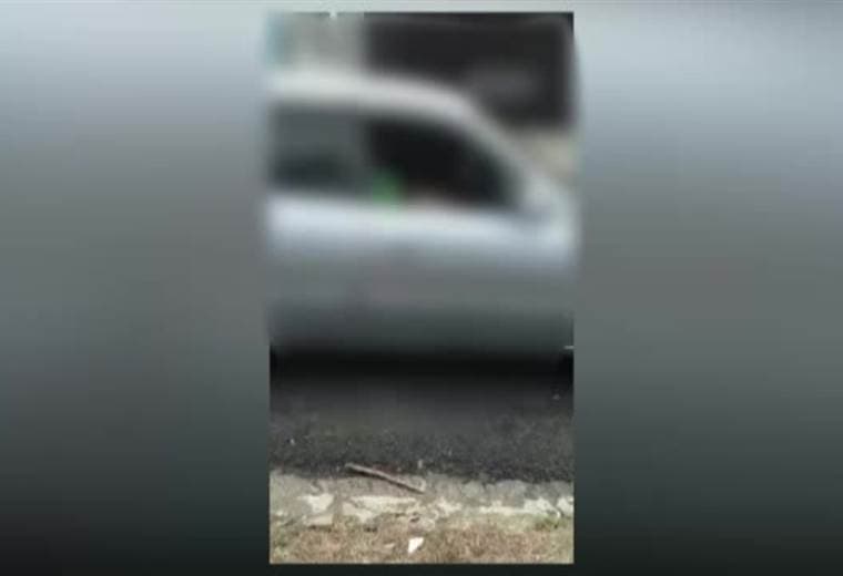 Sujeto es captado enseñando sus partes íntimas a escolares