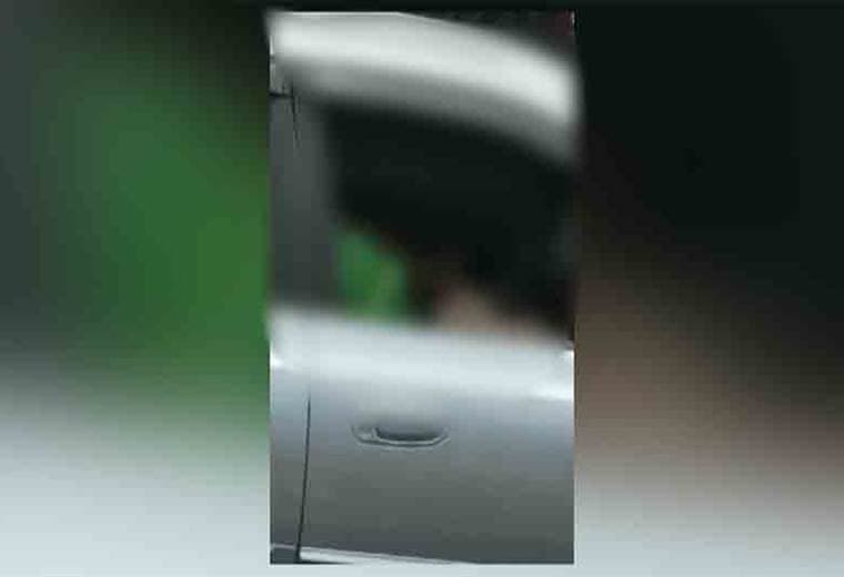 Sujeto es captado enseñando sus partes íntimas a escolares