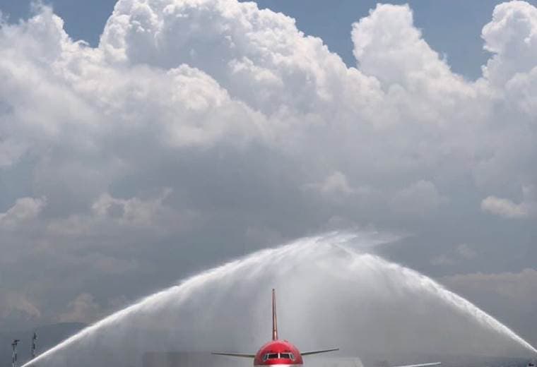 El avión que transporta el trofeo de la Copa del Mundo de la FIFA llegó a Costa Rica minutos antes de las 11 a. m. / Miguel Calderón