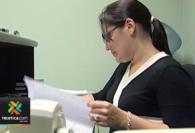 Mujeres profesionales tienen más problemas para conseguir empleo que un hombre según estudio