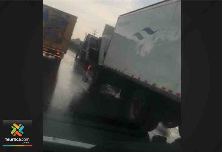 Dos heridos graves tras colisión entre vehículo liviano y furgón en El Coyol de Alajuela