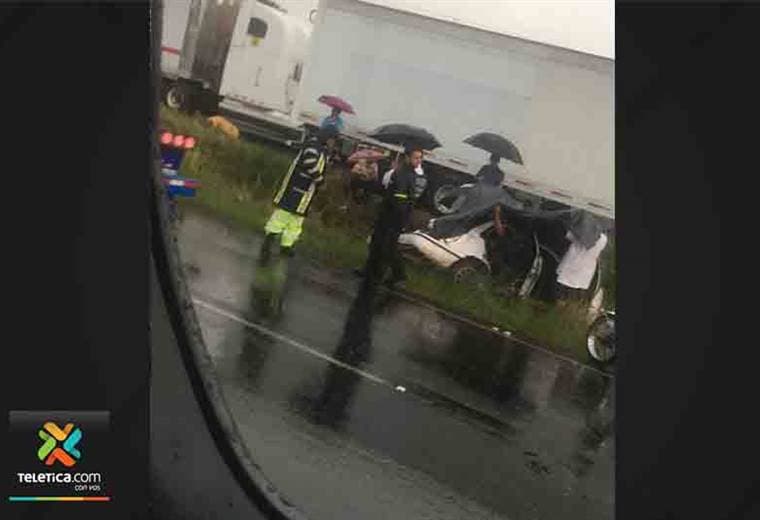 Dos heridos graves tras colisión entre vehículo liviano y furgón en El Coyol de Alajuela