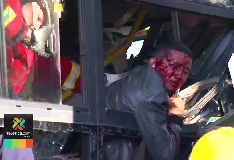 Dos de los 24 pacientes del choque de autobuses permanecen delicados en el Hospital México