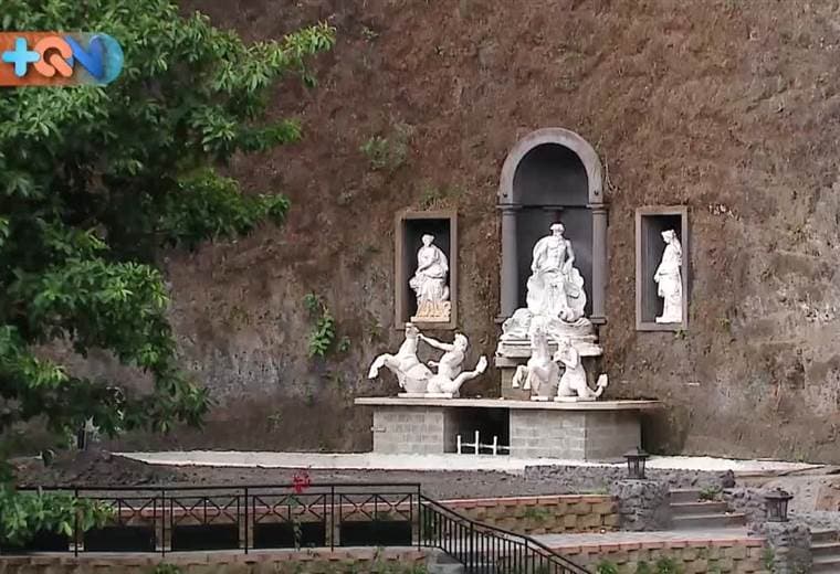 Es poco conocido pues apenas lo están abierto al público, pero 40 metros bajo tierra hay túneles que se extienden por más de 500 metros.   Se trata del Anfiteatro la Villa, un lugar mágico que mezcla la buena comida, lo artístico, religioso y misterioso.