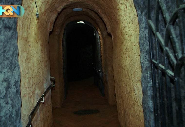 Es poco conocido pues apenas lo están abierto al público, pero 40 metros bajo tierra hay túneles que se extienden por más de 500 metros.   Se trata del Anfiteatro la Villa, un lugar mágico que mezcla la buena comida, lo artístico, religioso y misterioso