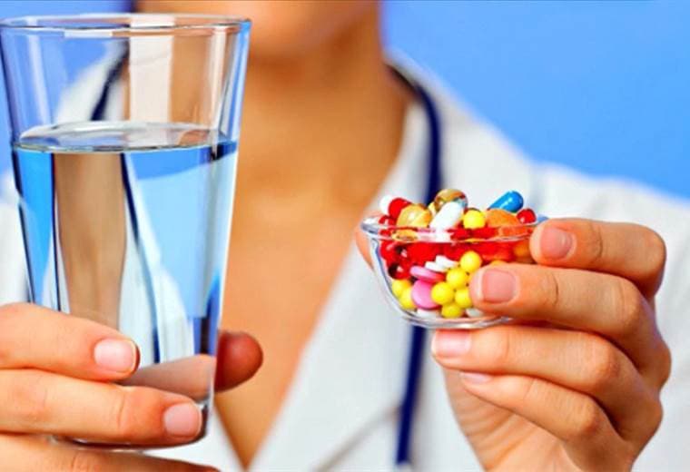 ¿Usted va a la farmacia y compra algún medicamento sin que haya sido recomendado por un médico?