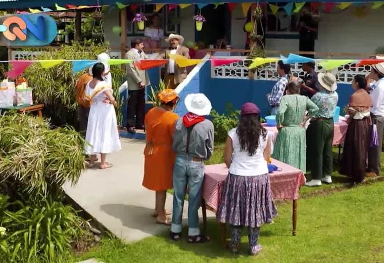 Es imposible pasar desapersibida, por su color, su belleza y la extención de terreno donde está ubicada.  Se trata de la casa de la Finca la Paz, una finca que durante muchos años fue lechera pero hoy es objeto de filmaciones en películas como Maikol Jordan y el Vieje Perdido y la misma serie de Juan Vainas y Chibolo.
